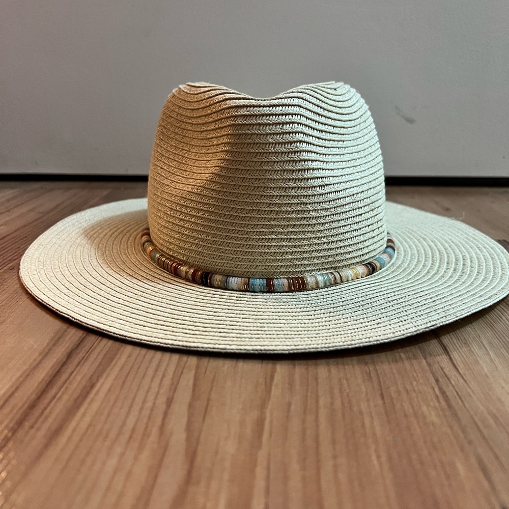 Sunhat with multi color yarn on band
